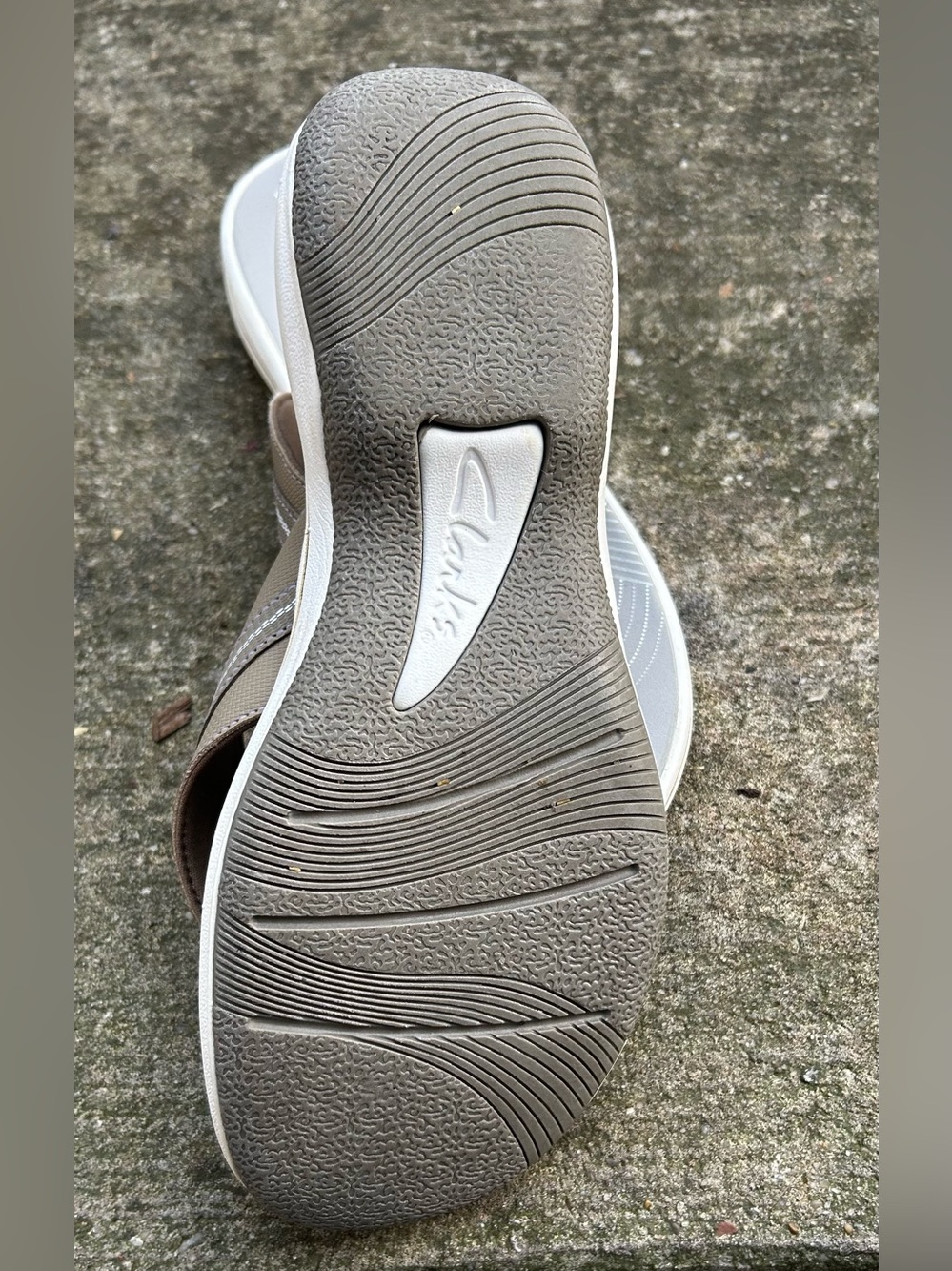 Clarks Cloudsteppers Gray and Tan Thong Sandals - Picture 4 of 5